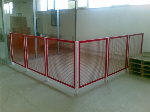 Protective enclosure made of frame profiles with mesh panels